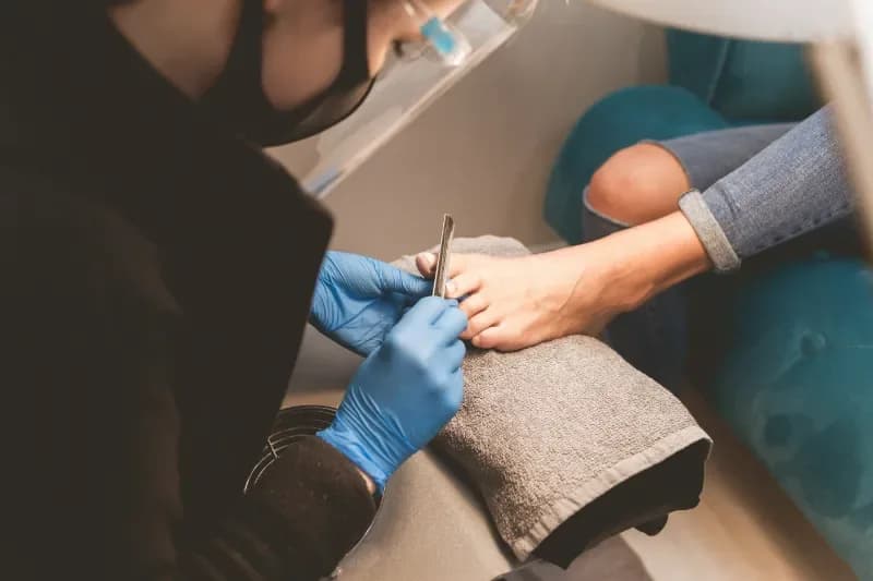 Behandeling van een teennagel met een pedicure-instrument
